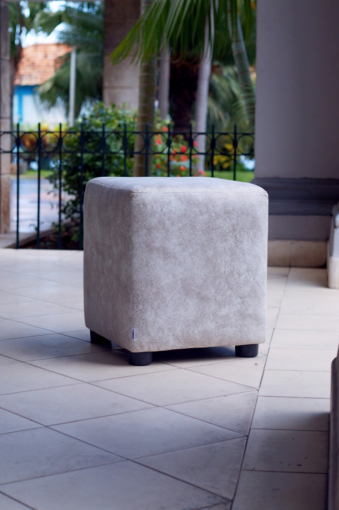 Puff redondo con base y patas de madera