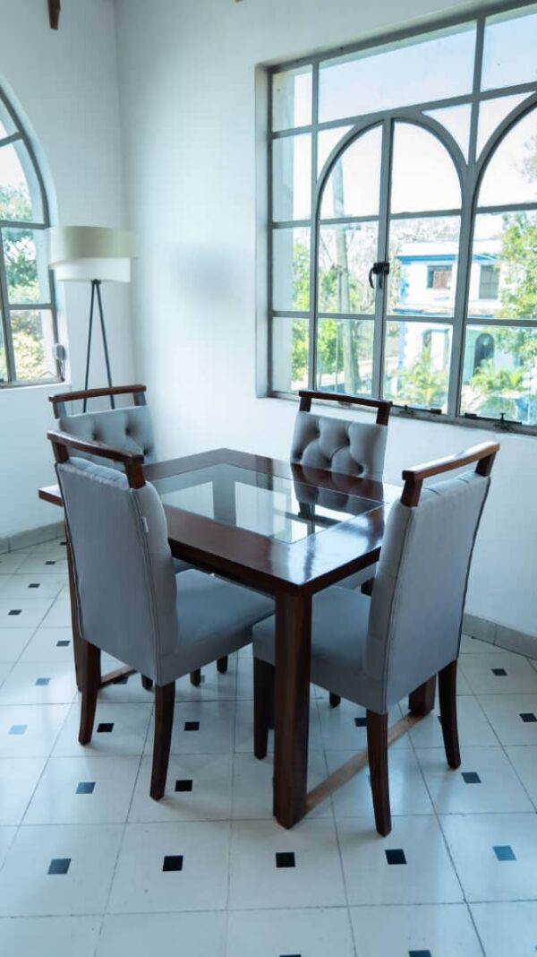 Juego de comedor de cuatro sillas capitoneadas