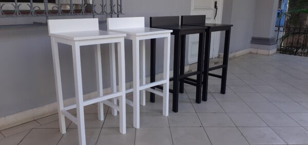 Banqueta de madera con respaldo bajo