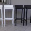 Banqueta de madera con respaldo bajo