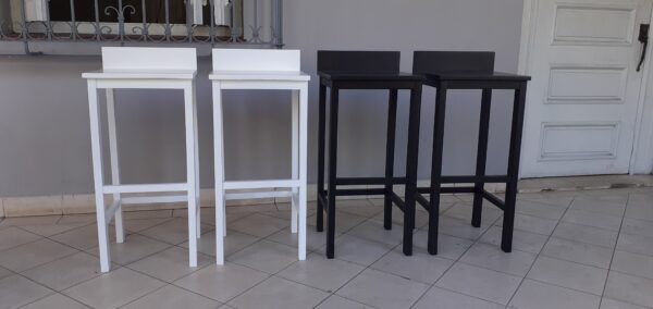 Banqueta de madera con respaldo bajo