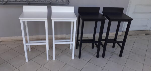 Banqueta de madera con respaldo bajo