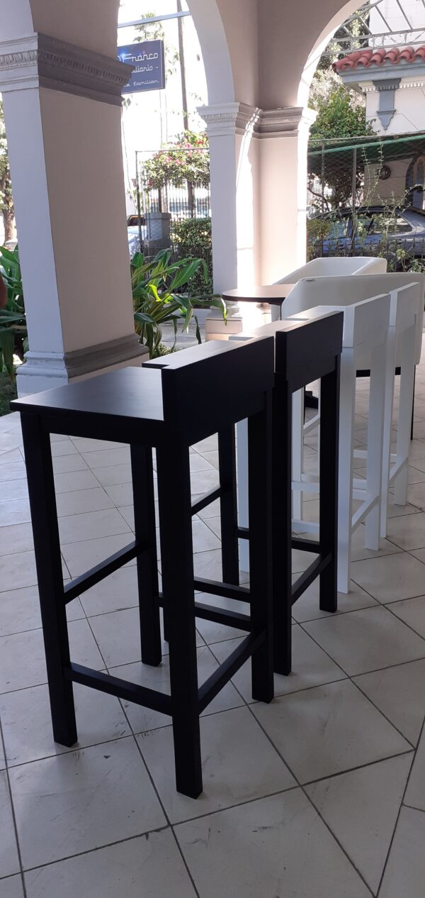 Banqueta de madera con respaldo bajo