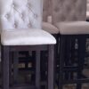 Banqueta de madera con respaldo y asiento tapizados.
