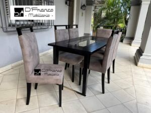 Banqueta de madera con respaldo y asiento tapizados.