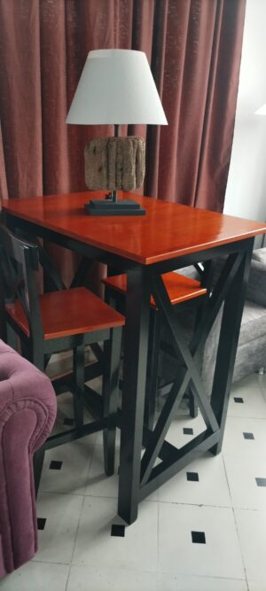 Banqueta de madera con respaldo y asiento tapizados.