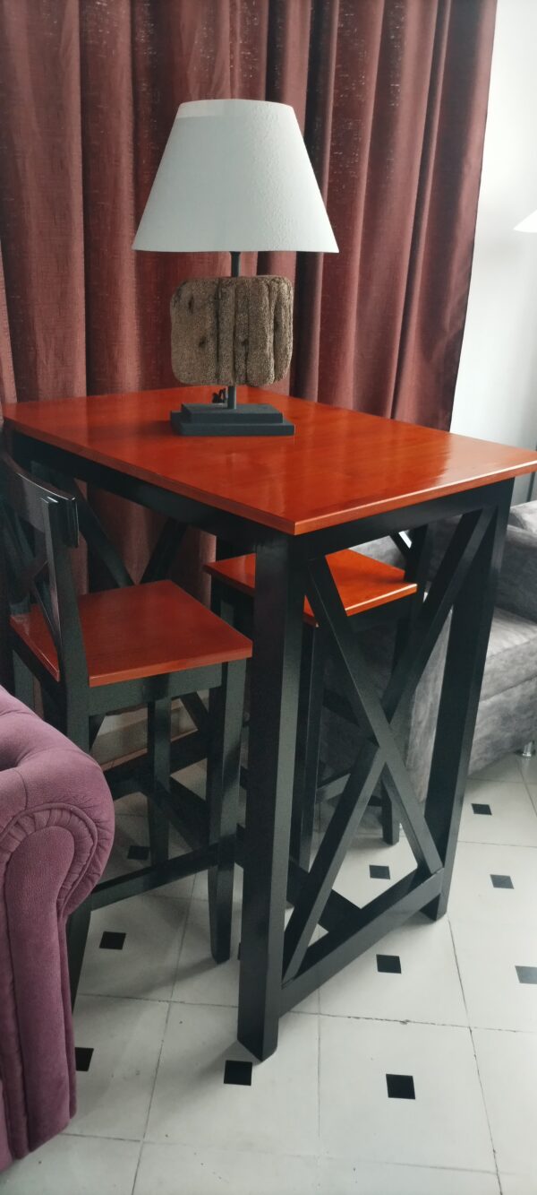 Juego de desayunador y dos banquetas