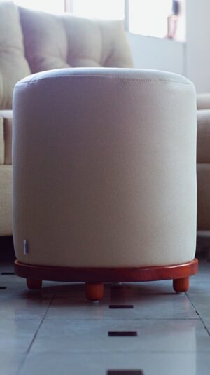 Puff redondo con base y patas de madera